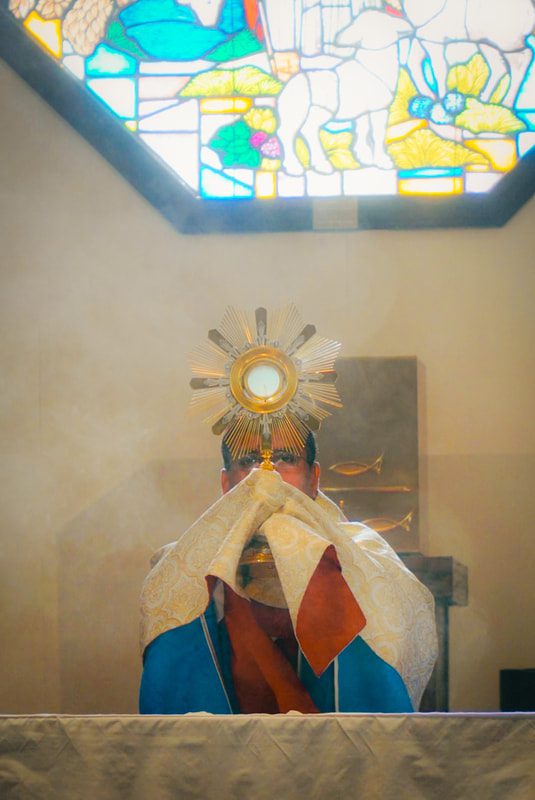 2024-aux-fr-arul-blessing-with-the-blessed-sacrament